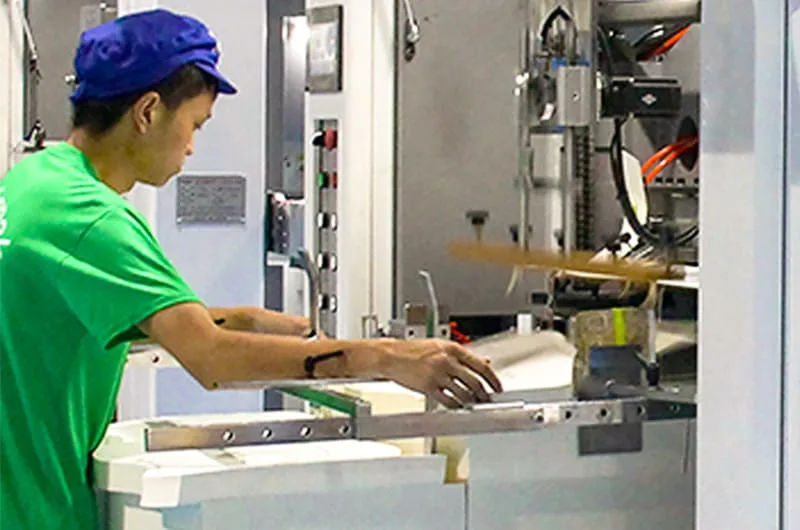 Sowineco's staff is cutting the paper sheet