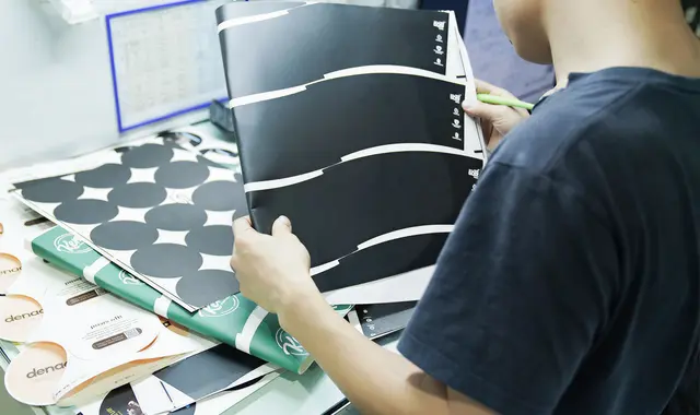 QC is checking the paper fan color